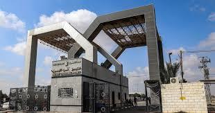 مجنزرات الاحتلال تقتحم معبر رفح البري من الجانب الفلسطيني
