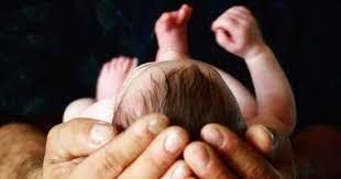 الإفتاء توضح الحكمة من الأذان في أذن المولود