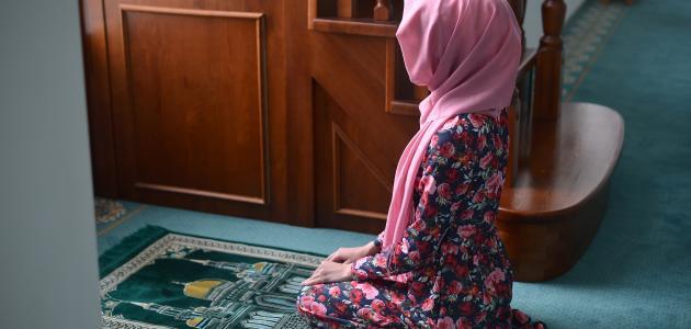 ما حكم تغطية قدم المرأة في الصلاة؟