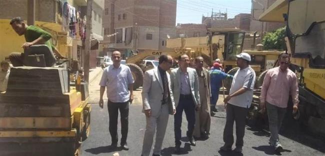 محافظ المنيا يتابع أعمال الرصف ورفع كفاءة الطرق بالمراكز ضمن الخطة الاستثمارية