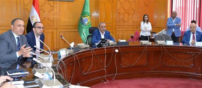 محافظ الإسماعيلية يسلم المواطنين عقود وحدات المشروع القومي لإسكان الشباب بالقنطرة غرب 