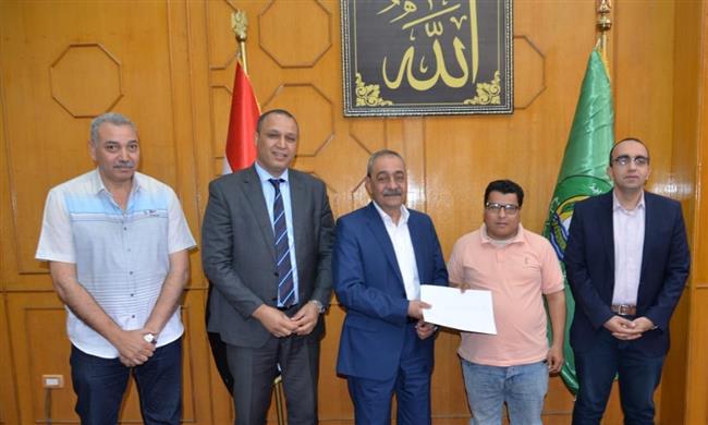محافظ الإسماعيلية يسلم المواطنين عقود وحدات إسكان الشباب