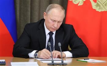   "بوتين" يوقع مرسومًا باستمرار عمل الحكومة لحين تشكيل حكومة جديدة