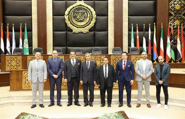 رئيس الجامعة الأمريكية في الإمارات يزور الأكاديمية العربية لبحث التعاون المشترك