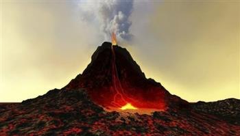   ثوران بركان جبل إيبو شرق إندونيسيا قاذفا رمادا بركانيا على ارتفاع 2000 متر