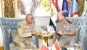   الفريق أسامة عسكر يلتقى رئيس هيئة الأركان بقوة دفاع البحرين