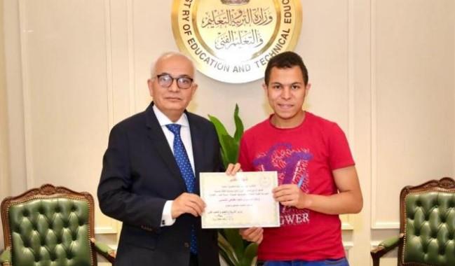 وزير التعليم يكرم طالبًا ابتكر جهاز طاهي شمسي 