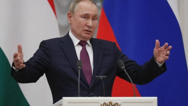 روسيا تتعهد بعدم ترحيل الأوكرانيين المتخلفين 