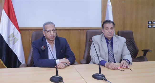 "عكاوي" يناقش خطة تطوير المدن الجامعية بجامعة جنوب الوادى