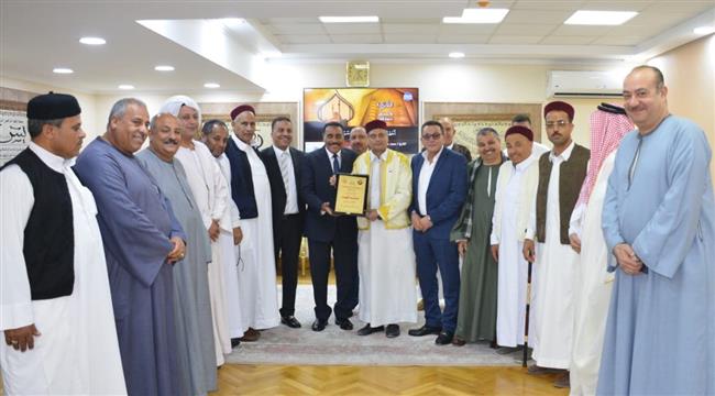 اتحاد القبائل العربية يهدي محافظ مطروح درع الجمعية