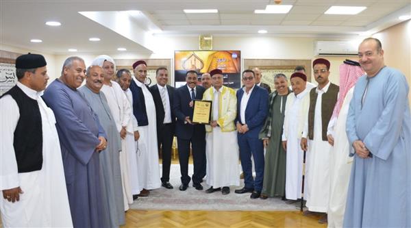 اتحاد القبائل العربية يهدي محافظ مطروح درع الجمعية