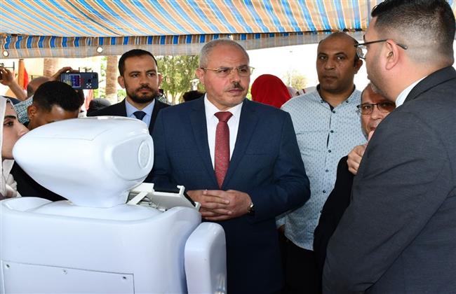 "مندور" يتفقد مشروعات تخرج الدفعة الثالثة لـ الكلية المصرية الصينية للتكنولوجيا التطبيقية