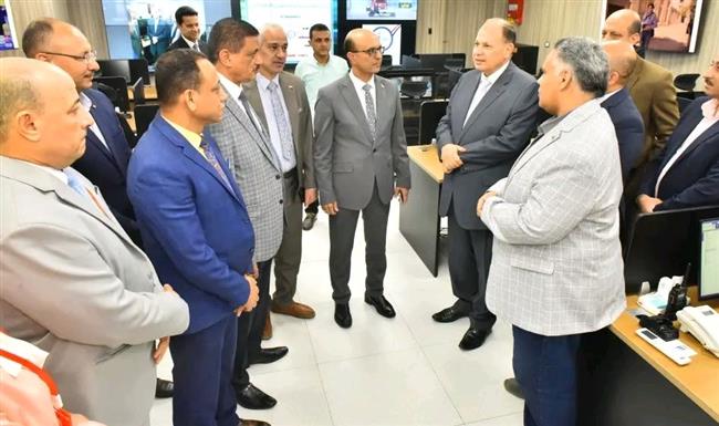 محافظ أسيوط ورئيس الجامعة يتفقدان سير العمل بمركز سيطرة الشبكة الوطنية للطوارئ
