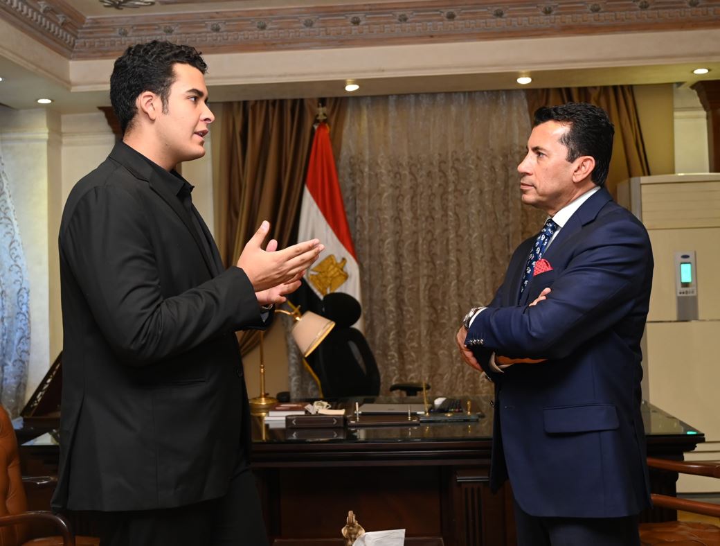 "صبحي" يكرم محمد صقر الفائز بالمركز الثاني في المعرض الدولي للعلوم والهندسة