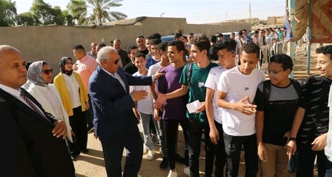 محافظ الوادي الجديد يتفقد لجان امتحانات الثانوية العامة بالخارجة 