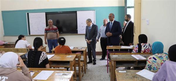 محافظ المنيا يتفقد لجان الثانوية العامة للاطمئنان على سير الامتحانات في أول أيامها