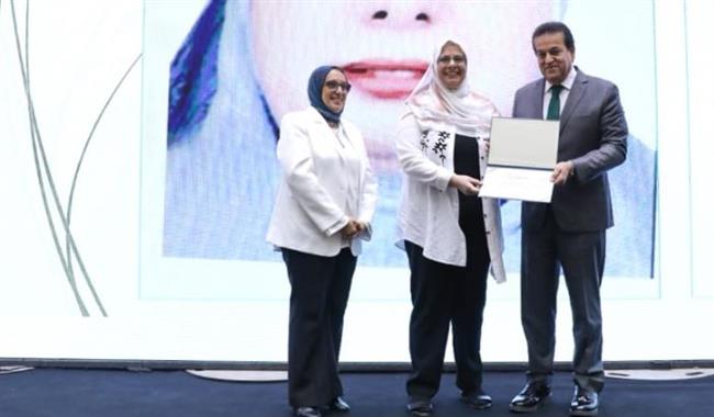 وزير الصحة يكرم الموظفات المثاليات بمختلف قطاعات الوزارة