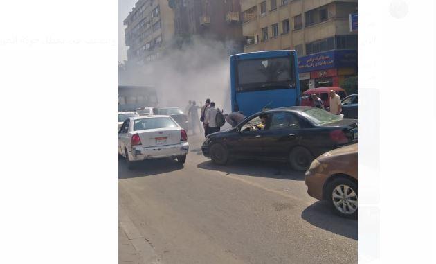 أتوبيس يقتحم الجزيرة الوسطي برمسيس ويتسبب في شلل مروري.. صور