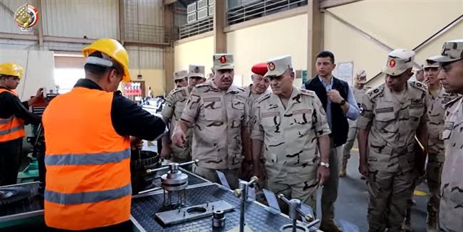 رئيس الأركان يتفقد إحدى الوحدات الفنية التابعة للمدرعات والهيئة العربية للتصنيع
