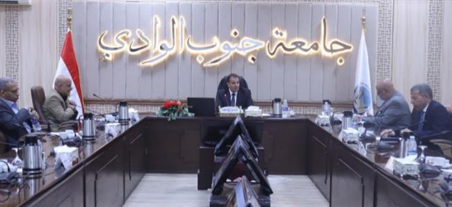 رئيس جامعة جنوب الوادي يترأس لجنة اختيار القيادات الجامعية