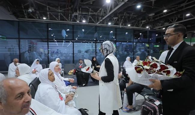 وزارة الداخلية تودع أسر الشهداء أثناء مغادرتهم البلاد لآداء فريضة الحج