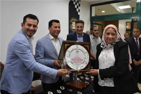 وزير الرياضة يُكرم الفائزين بالمراكز الأولى في مسابقات دوري الجمهورية 