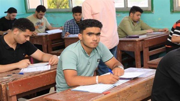 طلاب الثانوية العامة يؤدون اليوم امتحان مادتى الاقتصاد والإحصاء