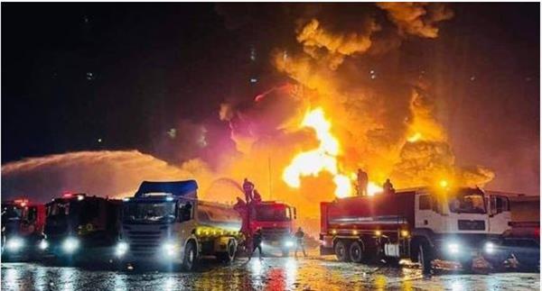 حريق هائل في مصفاة نفطية ببلدة الكوير جنوب غرب أربيل بالعراق.. فيديو
