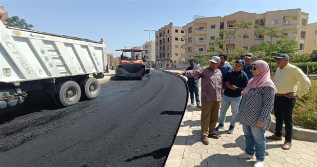 رئيس جهاز الشروق يتابع اللمسات النهائية لرصف الطرق بالمنطقة الرابعة عمارات 