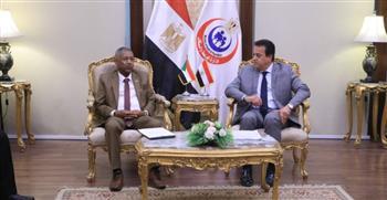وزير الصحة يستقبل سفير السودان
