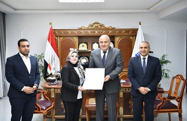 " الداودي " يكرم  مديرة نادى الفتيات بقنا  لبلوغها السن القانونى للتقاعد.