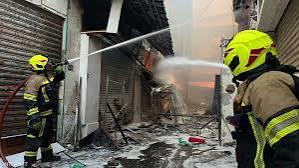   البحرين.. الدفاع المدني يخمد حريقا اندلع بسوق المنامة القديم