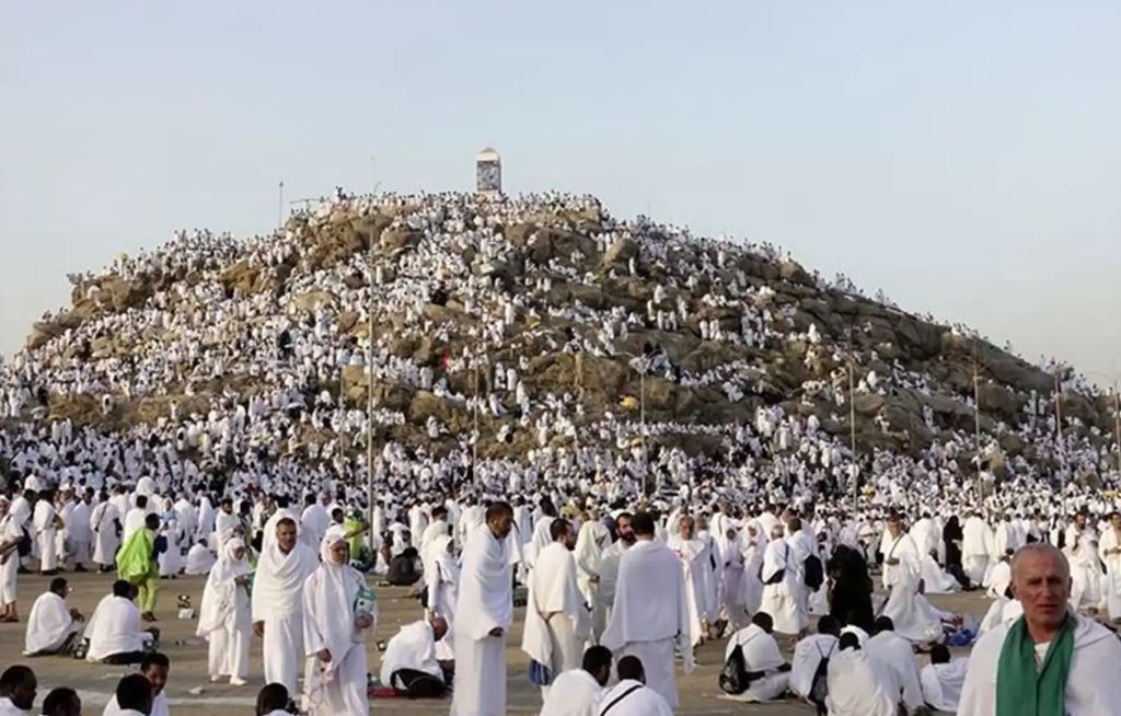 حجاج بيت الله الحرام يتوافدون إلى صعيد عرفات لأداء ركن الحج الأعظم