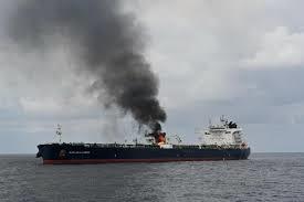هيئة بريطانية: إجلاء طاقم سفينة مملوكة لجهة يونانية هاجمها الحوثيون