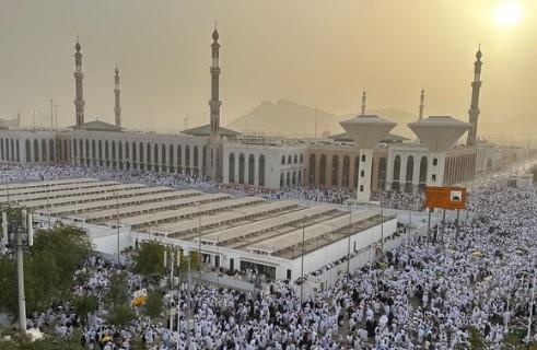 حجاج بيت الله الحرام يتوافدون إلى مسجد نمرة للاستماع إلى خطبة عرفة