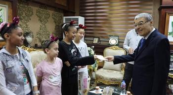 محافظ المنيا يهنئ أطفال مؤسستي البنات والبنين بمناسبة عيد الأضحى المبارك