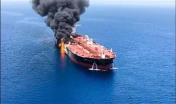 الآن تغرق مشتعلة في البحر الأحمر .. البحرية البريطانية : الحوثيون استهدفوا سفينة