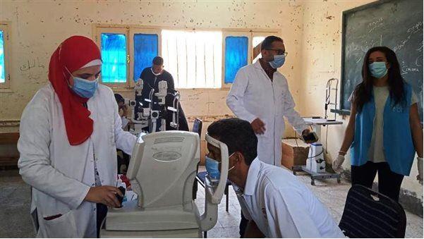 محافظ أسوان : فحص 821 مواطنا في قافلة طبية بإدفو