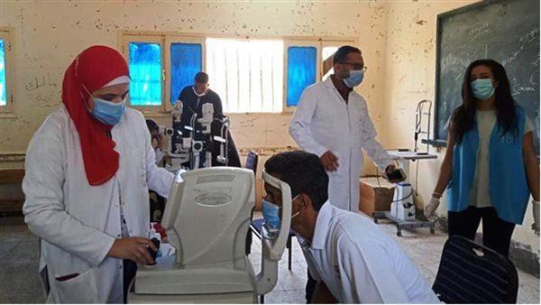 محافظ أسوان : فحص 821 مواطنا في قافلة طبية بإدفو