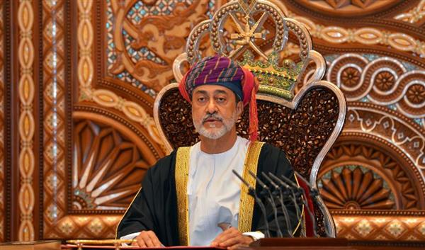 سلطان عمان و رئيس فرنسا يبحثان هاتفيا العلاقات الثنائية والقضايا الإقليمية