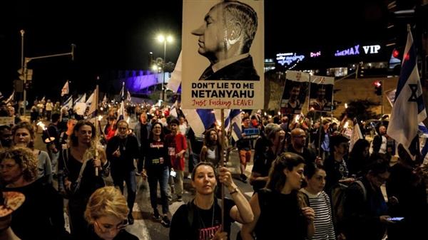 الآلاف يتظاهرون بعدة مدن إسرائيلية للمطالبة برحيل نتنياهو وعقد صفقة لتبادل الأسرى