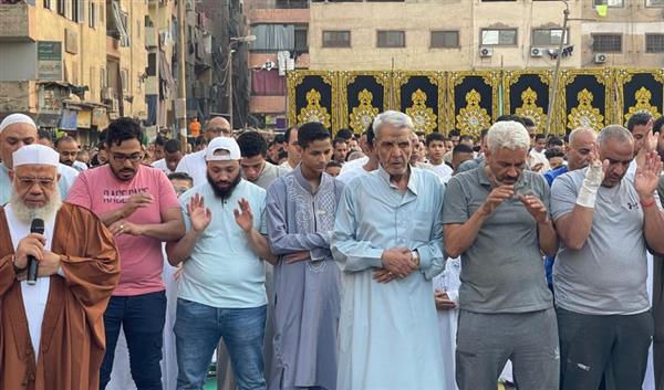 المواطنون يؤدون صلاة عيد الأضحى المبارك وسط أجواء احتفالية مبهجة