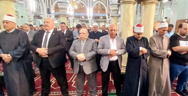 السكرتير العام للبحيرة يؤدي صلاة عيد الأضحى المبارك بمسجد التوبة بدمنهور