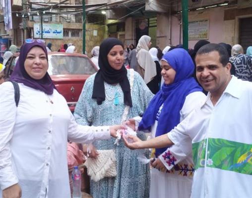 "المصريين الأحرار" يزرع البهجة في قلوب أطفال الإسكندرية بتوزيع هدايا العيد