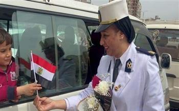   رجال الشرطة يهدون المواطنين الورود والهدايا بمناسبة عيد الأضحى المبارك