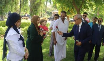   محافظ القليوبية يهدي الورود لزوار حدائق القناطر الخيرية احتفالا بالعيد