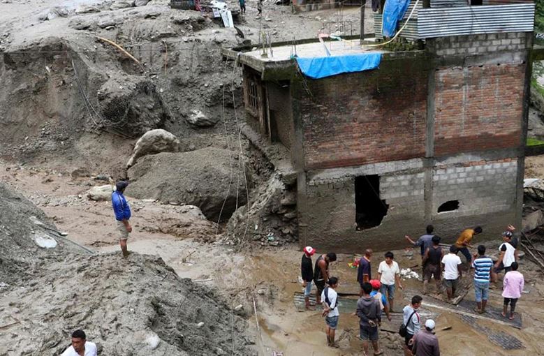 مصرع 6 أشخاص وفقدان 30 إثر انهيار أرضي بـ الإكوادور
