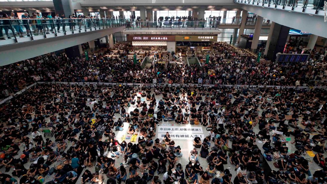 تأخر عشرات الرحلات بـ مطار هونج كونج بعد إغلاق مدرج بسبب تضرر طائرة شحن