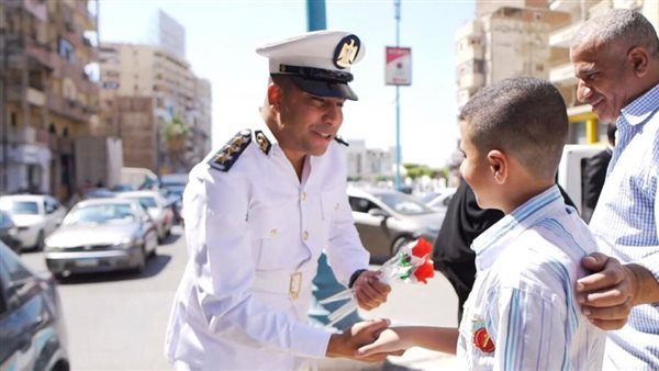 رجال الشرطة يواصلون الاحتفال مع المواطنين بـ عيد الأضحى المبارك