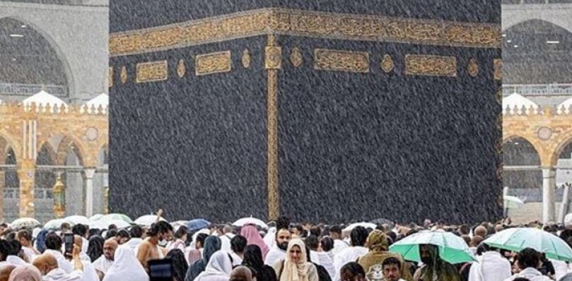 وسط فرحة وتكبيرات ضيوف الرحمن .. هطول الأمطار بكثافة على مكة المكرمة